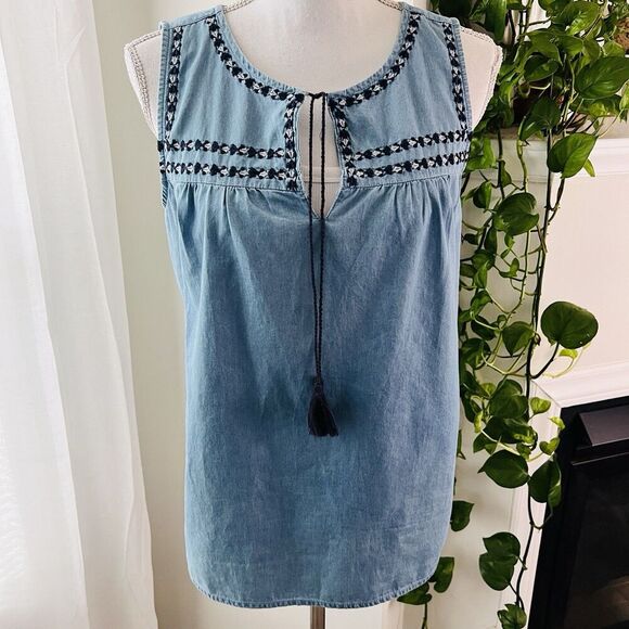 Old Navy Blue Denim Embroidered Boho Sleeveless Lightweight Blouse - Medium - Picture 1 of 8